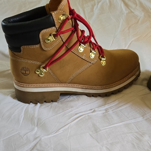 Timberland Tan Boots with Red Laces - Picture 3 of 4